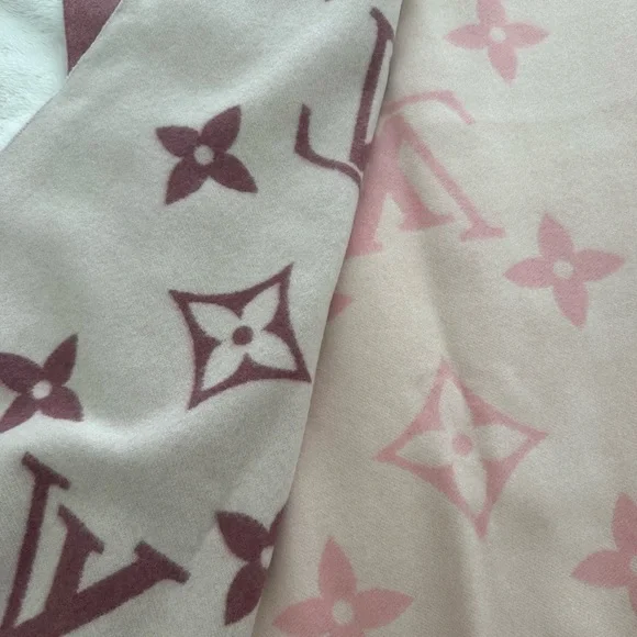 Authentic LV scarf - Picture 5 of 9